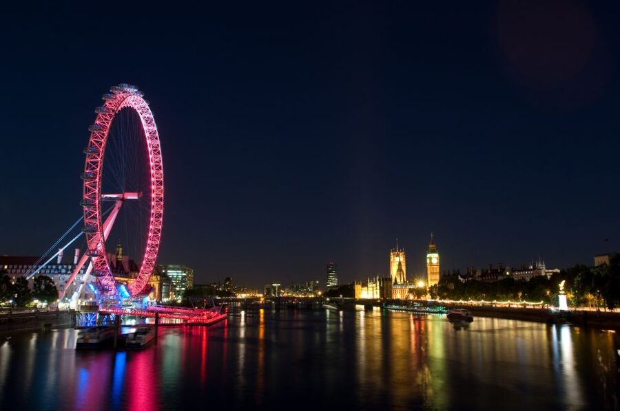 London: River Thames Dinner Cruise with Live Jazz - Welcome sparkling wine and the real start of the set