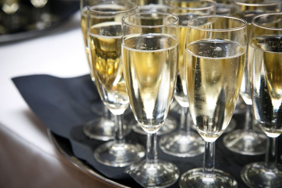 London: River Thames Dinner Cruise with Live Jazz - The 3-course dinner rhythm while landmarks slide by