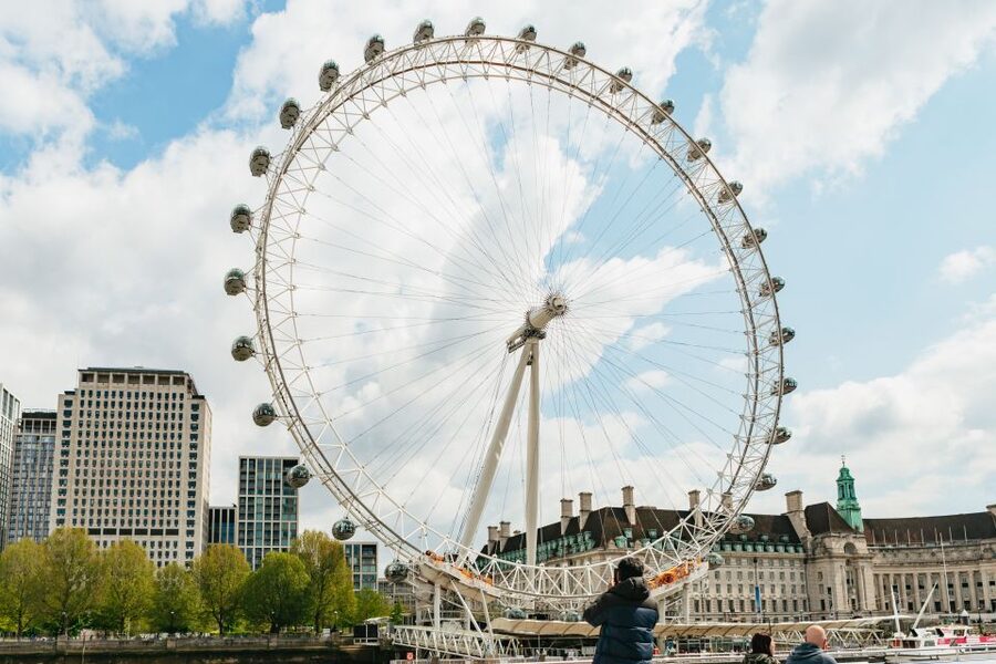 London: River Thames Hop-On Hop-Off Sightseeing Cruise - Tate Modern and Shakespeare’s Globe: Art and Theatre From the Waterline