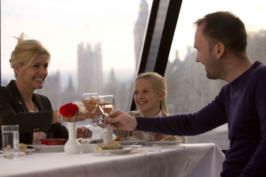London River Thames Lunch Cruise - Panoramic windows and fixed tables: how to pick your view