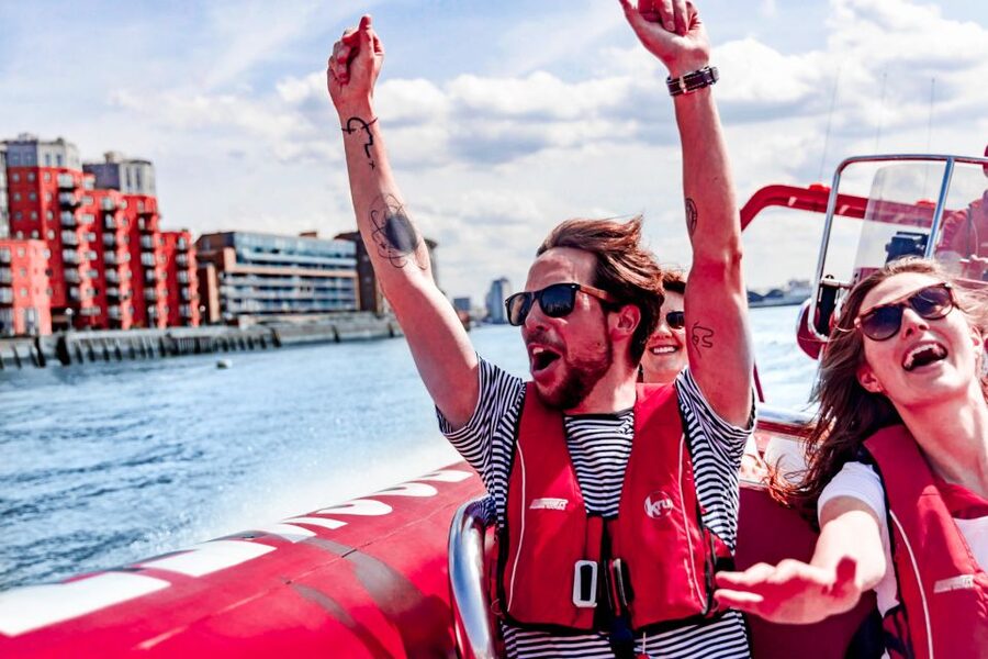London: River Thames Speed Boat Tour - Comedian Guide Narration: How the Tour Stays Fun and Clear