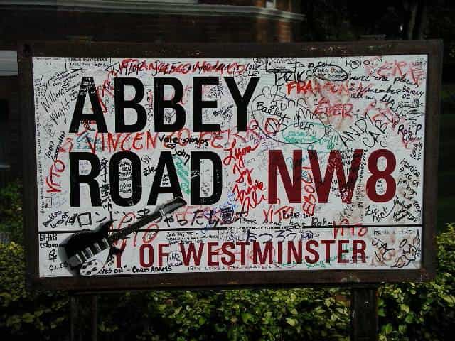 London: Rock 'n' Roll History Tour - Meeting Point: Where to Catch the Bus (and What to Do First)
