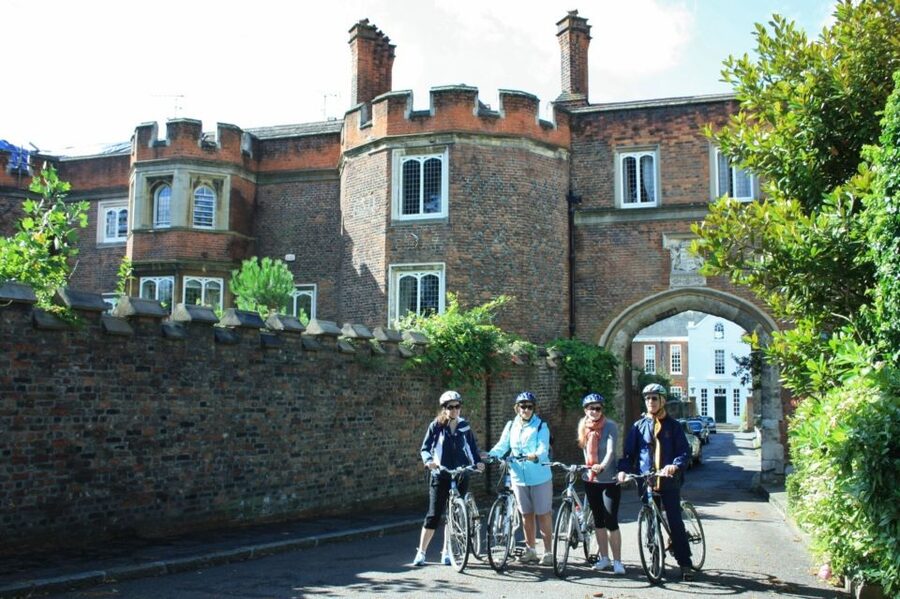 London: Royal Deer Park Bike Tour - Lunch and breaks: pub meal or park picnic, plus proper English tea