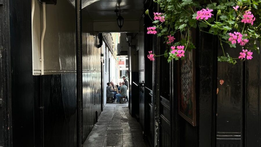 London: Royal Historic Pubs Walking Tour - Meeting Point and First 10 Minutes: Don’t Miss Your Umbrella