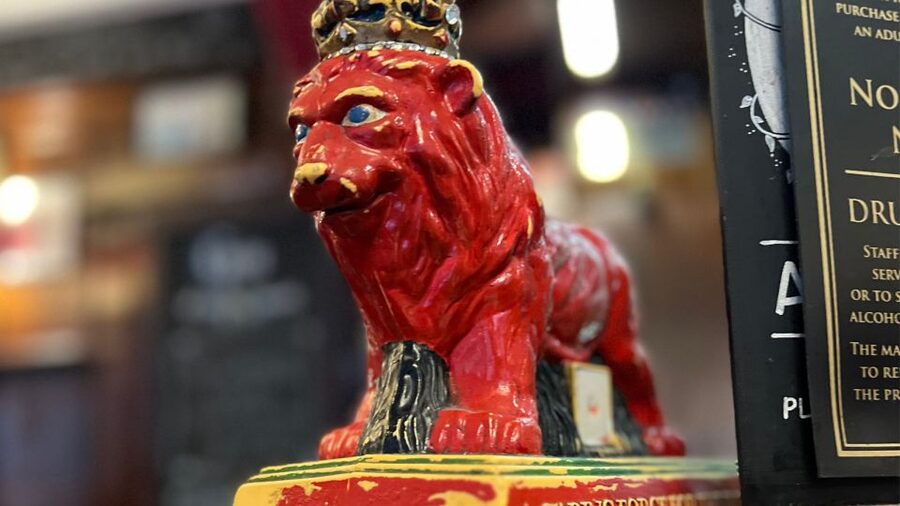 London: Royal Historic Pubs Walking Tour - How the Guide Makes or Breaks It (and Who You Might Get)