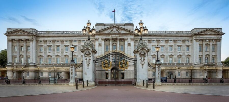 London Royal Tour - Buckingham Palace Entry - 12 guests 2,5h - The Big Themes You’ll Walk Away With: Power, Politics, and Story