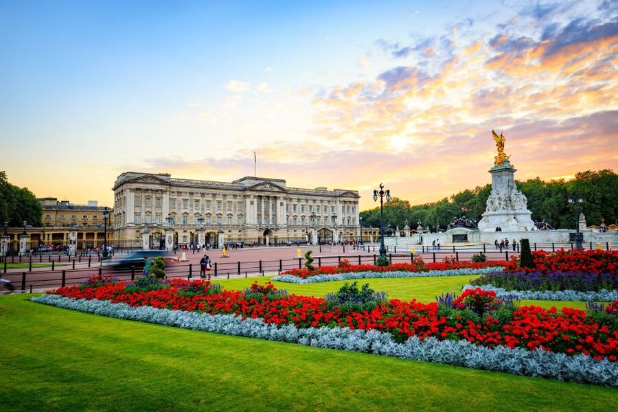 London: Royal Tour with Afternoon Tea at the Rubens - Buckingham Palace: guided time plus the Changing of the Guard moment