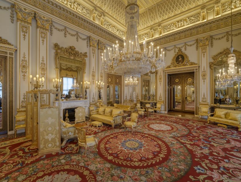 London: Royal Walking Tour and Buckingham Palace Audio Tour - Meet at St. James Square and walk into the royal corridor