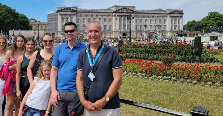 London: Royal Walking Tour and Buckingham Palace Audio Tour - Clarence House, Victoria Memorial, and the photo stops that feel like London