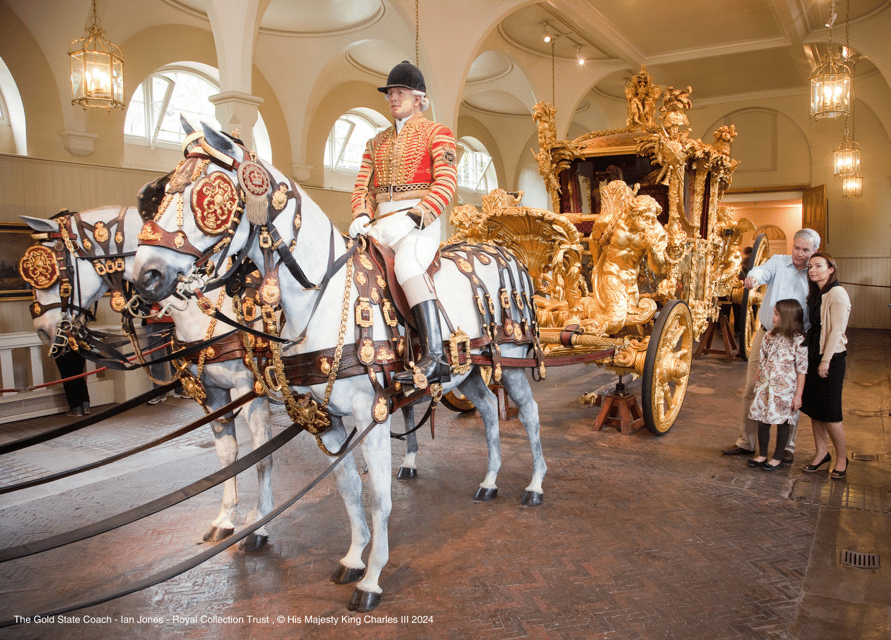 London: Royal Walking Tour with Guard Change & Royal Mews - Buckingham Palace area: what you’ll notice before you even enter