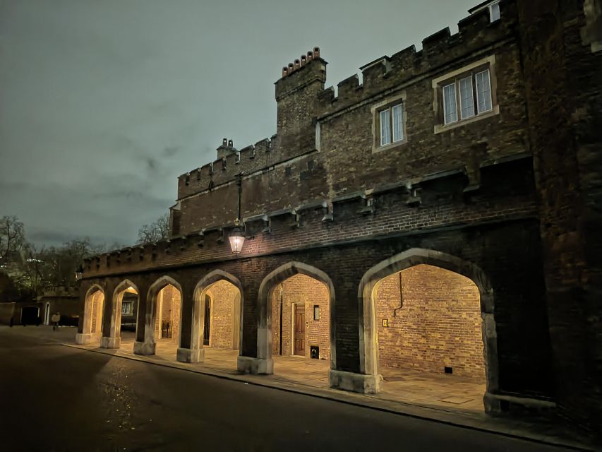 London : Royal Westminster By Night Walking Tour - Getting Started at Green Park: Fast Way to Find the Group