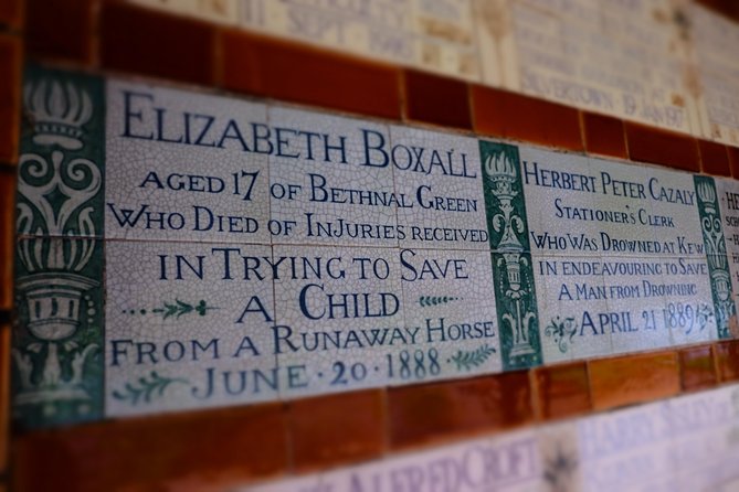 London's Hidden Gems and Secret History Private Guided Tour - Bank of England and the Square Mile: Threadneedle Street spooky details