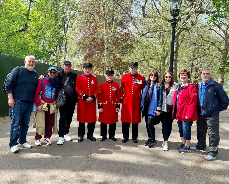 London’s Royal Family and Changing of the Guard Tour - The royal memorials: George VI & Queen Elizabeth and the Duke of York