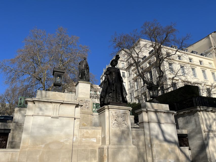 London’s Royal Family and Changing of the Guard Tour - The meeting point: Green Park’s Diana statue and an easy start