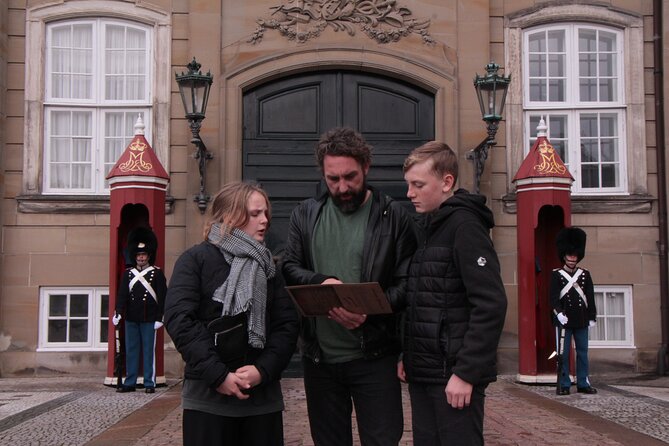 London Self-Guided Murder Mystery Tour by Buckingham Palace - How the mystery works: clues, constables, and teamwork