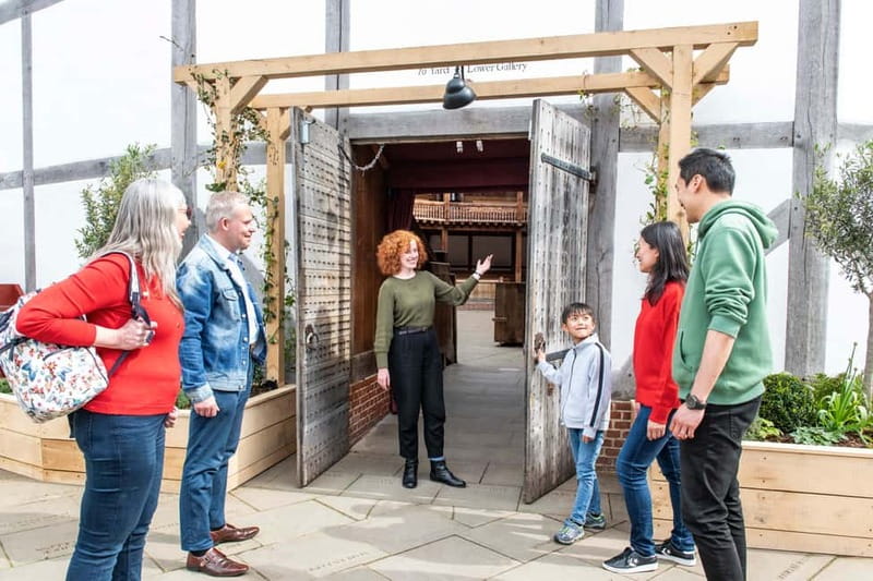 London: Shakespeare's Globe Theatre Guided Tour - The 1-hour guided tour: what you do on the clock