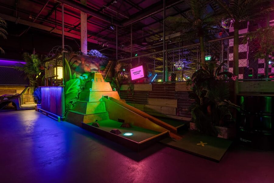 London: Shoreditch Junkyard Golf Tickets for 9 or 18 Holes - Walking in and getting your putters: how the course flow works