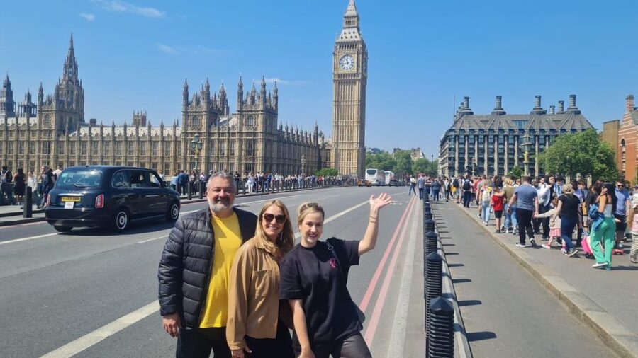 London: Sightseeing Black Cab Tour with Hotel Pickup - The guides: where the experience actually turns personal