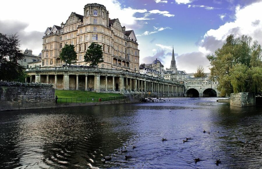 London: Stonehenge, Stratford-Upon-Avon, and Bath Day Trip - A 12-hour route that connects Stonehenge, Bath, and Shakespeare