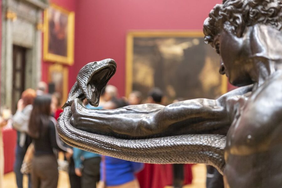 London: Tate Britain Official Discovery Tour - Getting to the Manton Entrance and the 15-minute clock