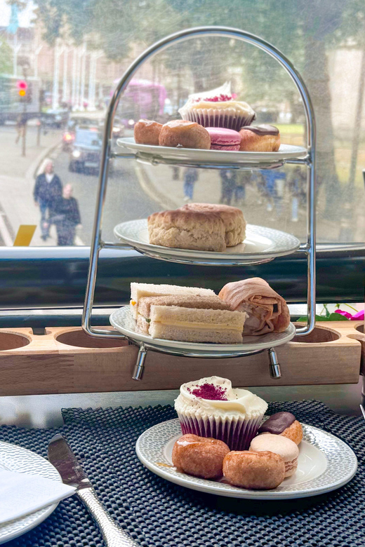 London: Taylor Swift-Inspired Afternoon Tea Bus Tour - Finding the pink bus: Golden Tours Stop 1 and first impressions