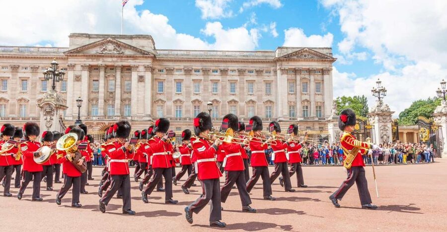 London: The Changing of the Guard Tour and Buckingham Palace - Key highlights worth your time
