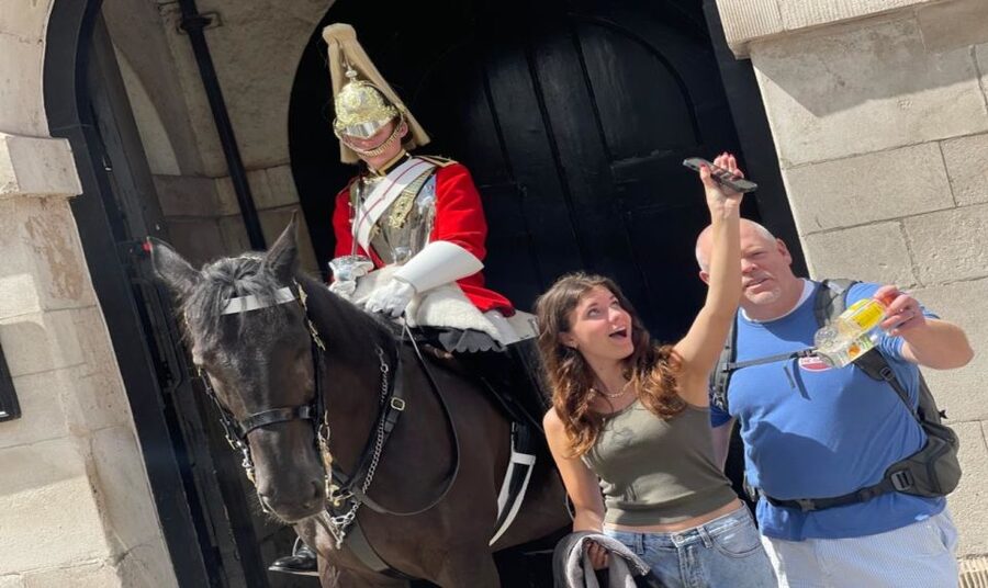 London: The Changing of the Guard Tour and Buckingham Palace - The meeting point at the Ritz Corner fountain (and how not to miss it)