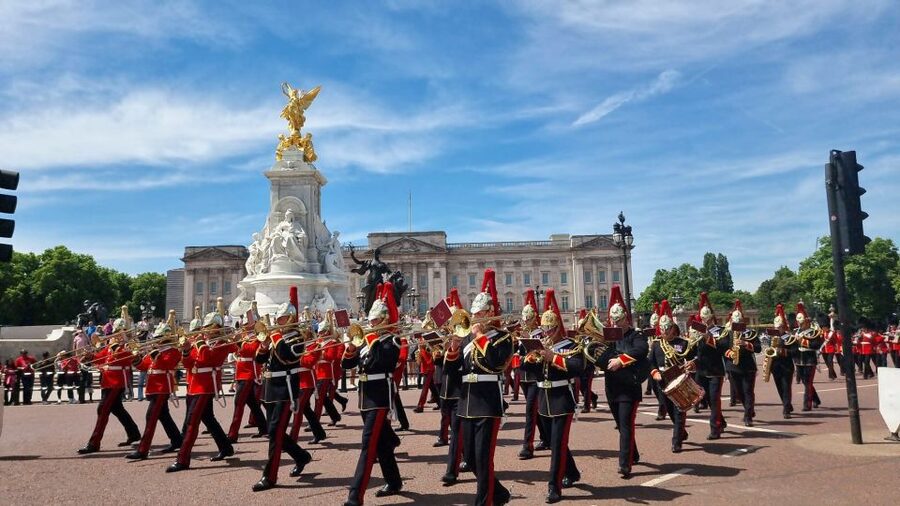 London: The Changing of the Guard Tour and Buckingham Palace - St James’s Park: the wildlife break between royal drama