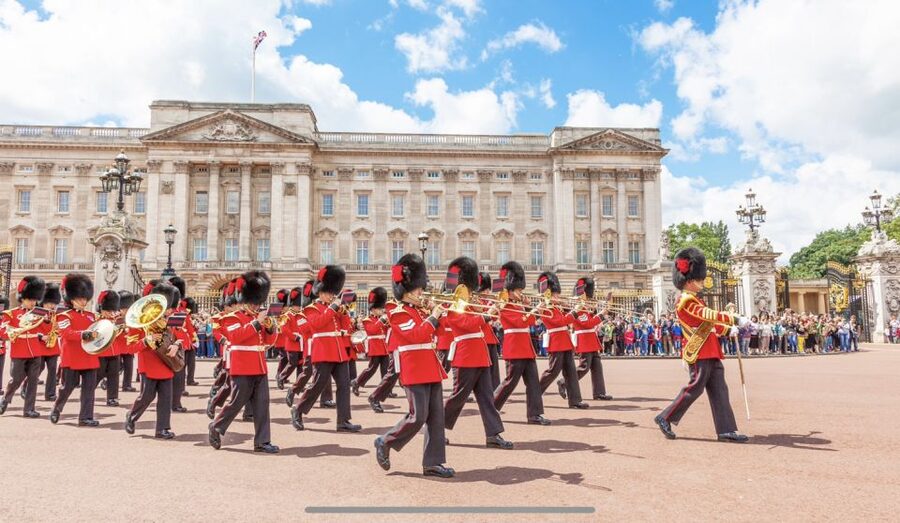 London: The Changing of the Guard Tour and Buckingham Palace - Horse Guards Parade at Whitehall: the grand finale with marching energy