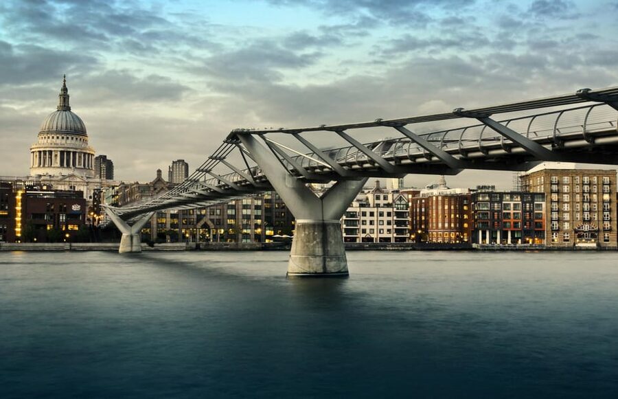 London: The Harry Potter Walking Tour with Potter-Vision - Thames Crossings: London Bridge, Borough Market, and Leaky Cauldron’s Film Move