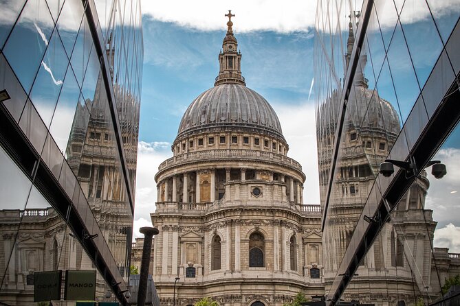 London through the lens: Iconic photo spots, hidden gems & food. - City of London routing: St. Paul’s Cathedral and the Millennium Bridge photo moments