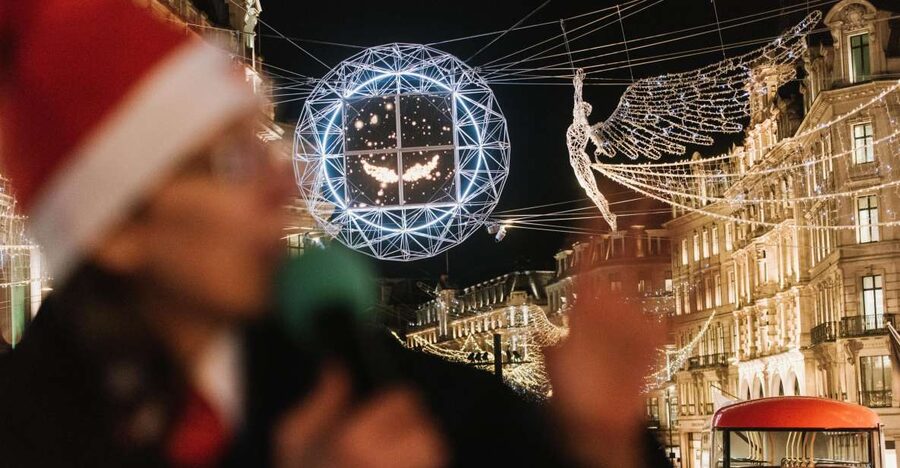 London: Tootbus Christmas Lights Tour incl walking tours - Trafalgar Square and the classic photo moment