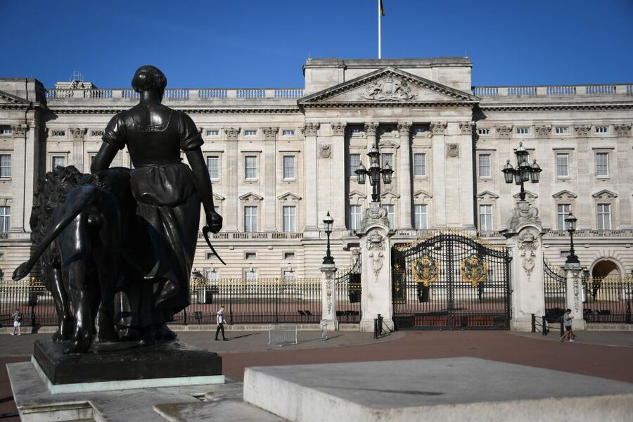 London: Top 30 Sights Walking Tour and Clink Prison Entry - Meeting at the Ritz and Getting Oriented by Walking