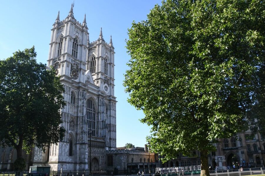 London: Top 30 Sights Walking Tour and London Dungeon Entry - London Bridge to the Tower zone: Shakespeare, ships, and skyline icons