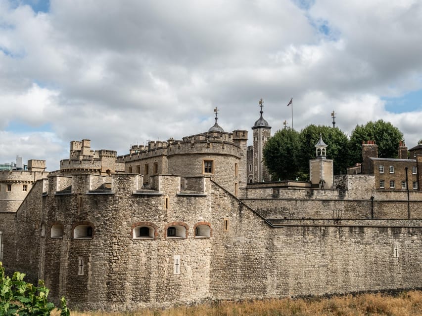 London: Top 30 Sights Walking Tour and Tower of London Entry - Stepping Into the Tower of London: Beefeaters, Ravens, and Ghost Stories