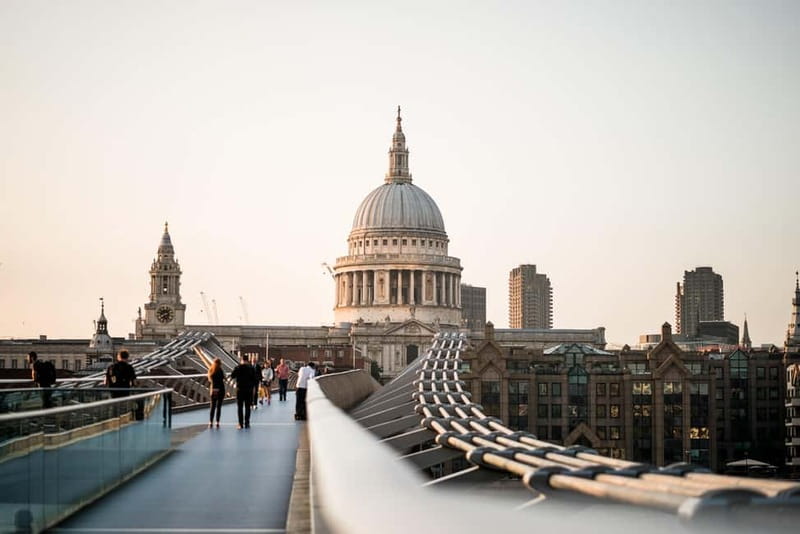 London: Top Attractions and City Highlights Walking Tour - Buckingham Palace and St James’s Palaces: where the monarchy becomes a story