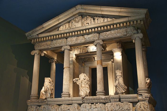 London: Tour of the British Museum - The Hall of Enlightenment: King George III’s 60,000+ Book Room
