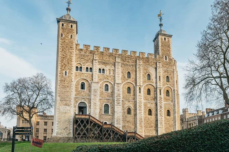 London: Tower of London Early Access w/ Beefeater and Jewels - The Tower route: White Tower and the three wards in a tight time window