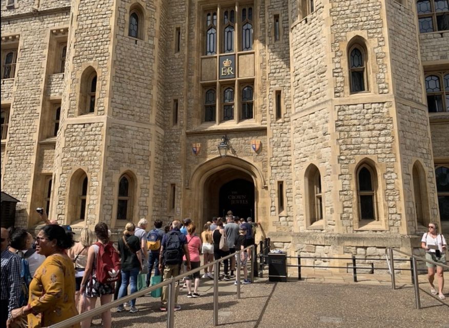 London: Tower of London Guided Tour with Boat Ride - Inner Ward and Outer Ward: where the Tower’s prison story clicks
