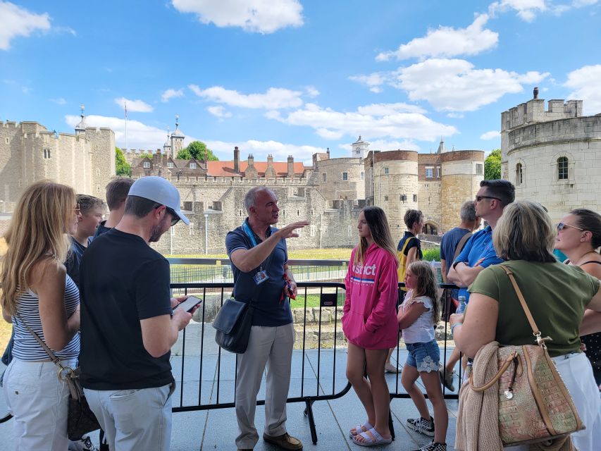 London: Tower of London Tour with Crown Jewels & Beefeaters - Meeting the Beefeater first: quick, fun, and genuinely Tower-specific