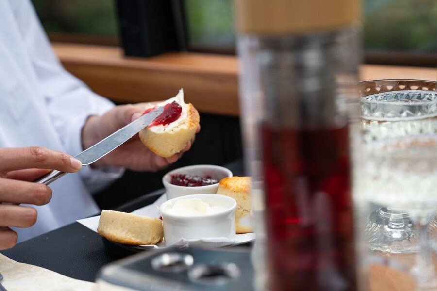 London: Traditional Afternoon Tea Tour in a Luxury Coach - Key moments you’ll care about