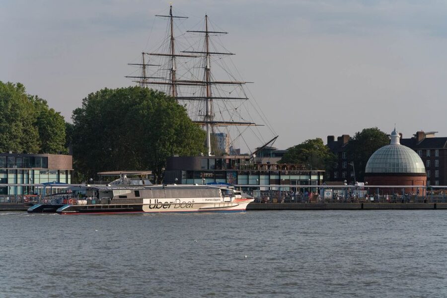 London: Uber Boat 1-Day Hop-On Hop-Off and Cable Car Tickets - Photo tips and sight-reading from deck level