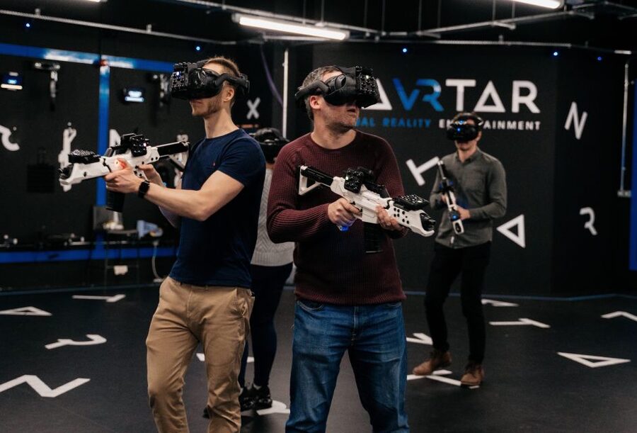 London: UK's Only 60-minute Free-Roaming VR experience - Bar after the battle: food, cocktails, AR darts, and score talk