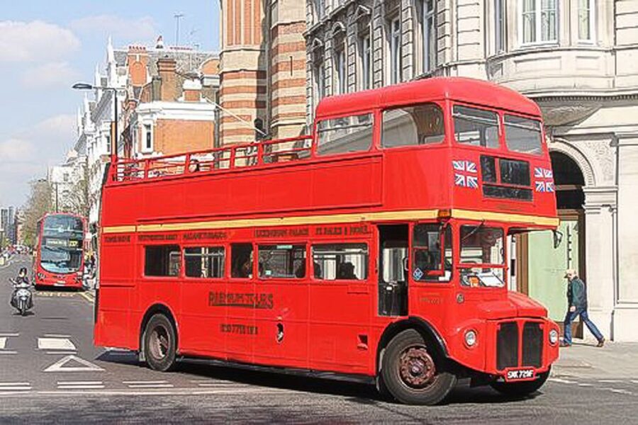 London Vintage Bus Tour and Cream Tea at Harrods - The Harrods finish: The Georgian cream tea with Prosecco and live music