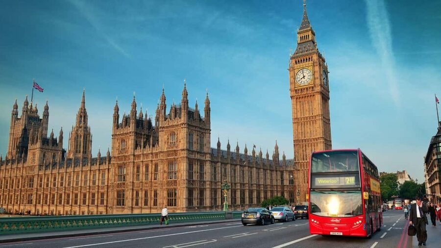 London Walking Tour with Local - Buckingham Palace and Victoria Memorial: what to look for