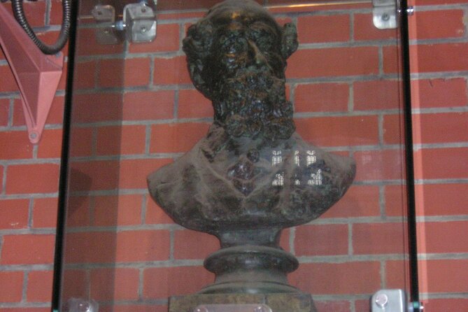 London Walking Tours eg Dickens Ted Lasso or National Gallery - Thames River: short stop, strong story beats