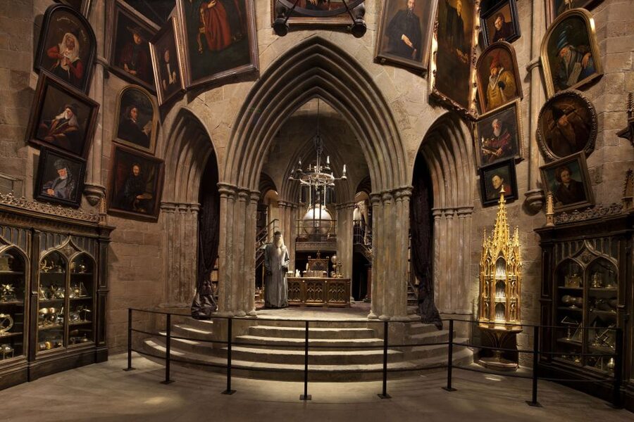 London: Warner Bros. Studio Harry Potter Tour with Transfers - Platform 9¾ and the Hogwarts Express: The Classic Photo Hit
