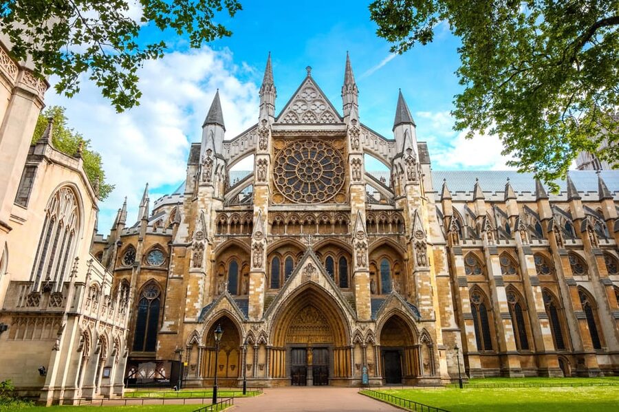 London: Westminster Abbey Priority Access & Guided City Tour - Buckingham Palace from the outside: the street-level royal view