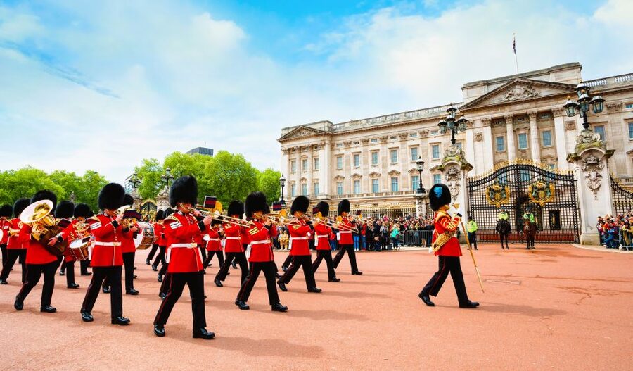 London: Westminster Abbey Priority Access & Guided City Tour - Horse Guards Parade and Whitehall: where uniforms meet government