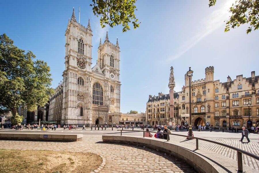 London: Westminster Abbey Tour with a Royal Heritage Guide - Getting started at the Abbey Shop and walking to the entrance